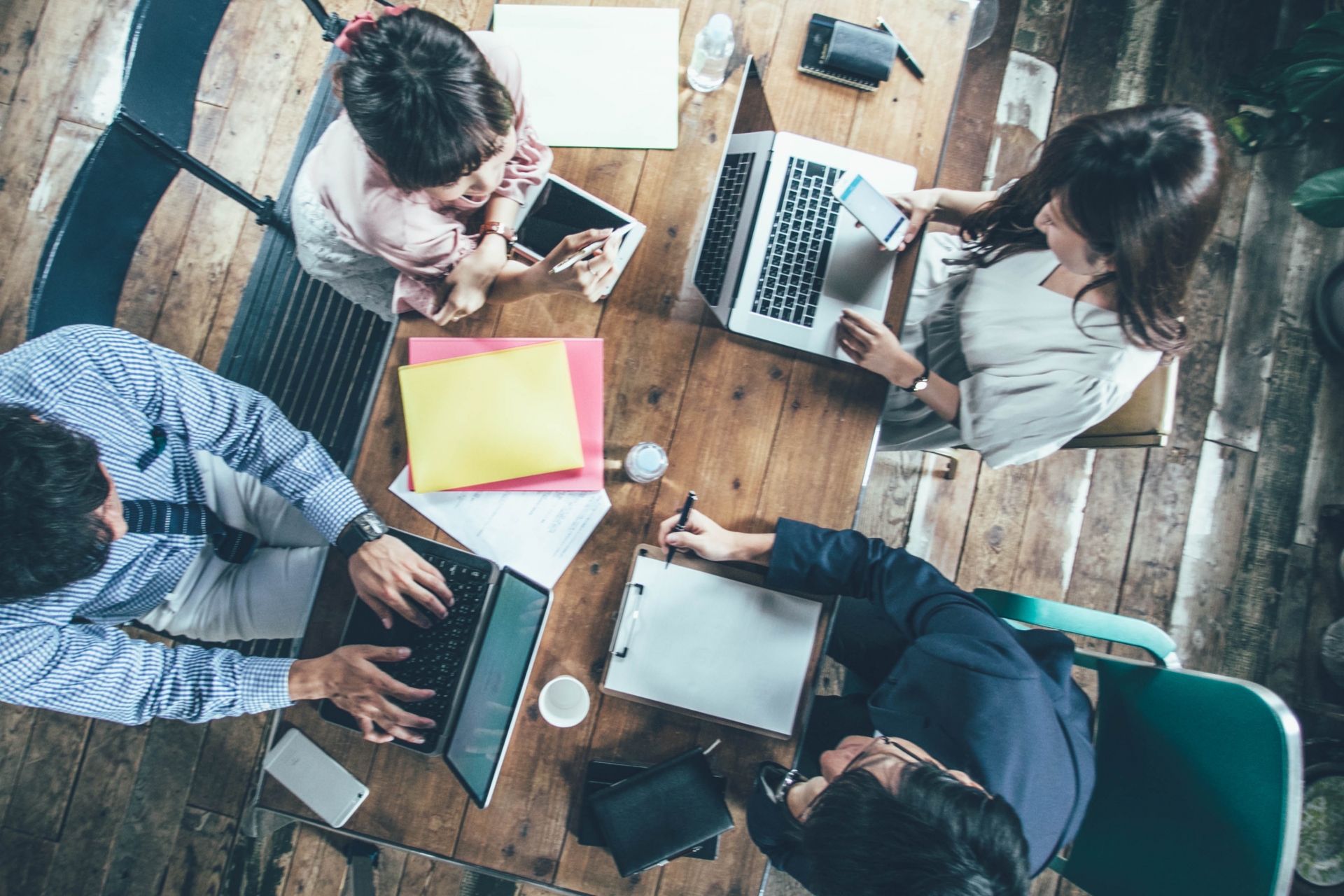 定額・人数無制限で社内に広げる前提